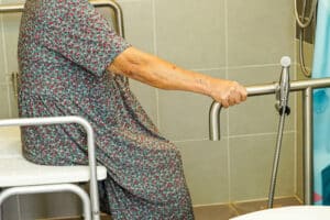 vieille-femme-asiatique-agee-utilise-rail-support-toilette-dans-barre-appui-securite-main-courante-salle-bain-dans-hopital-soins-infirmiers